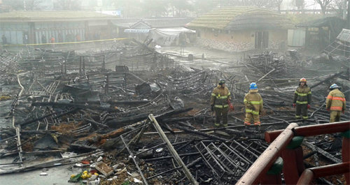 불에 타 무너져 내린 화개장터의 건물 잔해 모습. 이날 오전 2시 30분경 일어난 불은 점포 41개를 태워 1억9000만 원 상당의 피해를 냈다. 경남 하동군 제공