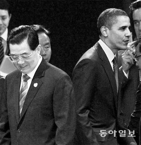 2012년 3월 서울에서 열린 핵안보정상회의에서 버락 오바마 대통령(오른쪽)과 후진타오 당시 국가주석이 인사를 나눈 뒤 돌아서고 있다. 이 책에는 부상하는 중국에 대한 미국의 고민과 대응이 담겼다. 동아일보DB