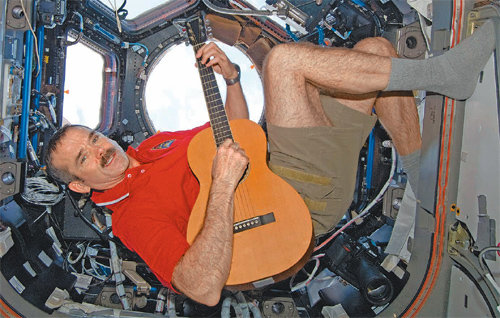 무중력인 우주선에서 기타를 칠 때는 지상에서처럼 세게 칠 필요가 없다. 저자가 국제우주정거장에서 데이비드 보위의 1969년 작 ‘스페이스 오디티(Space Oddity)’를 부르는 영상은 유튜브에 공개된 뒤 조회수가 무려 2300만 건에 달했다. 더퀘스트 제공