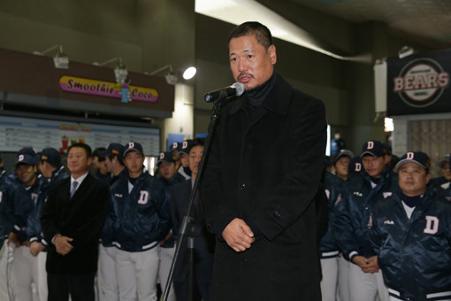 두산 이상훈 투수코치가 30일 잠실구장에서 열린 ‘곰들의 모임’ 행사에서 팬들에게 인사와 각오를 전하고 있다. 사진제공｜두산 베어스