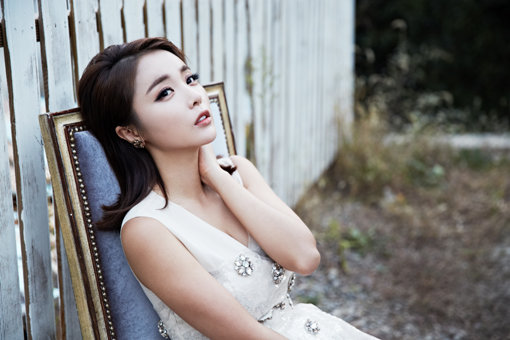 홍진영은 새침데기일 것 같고, ‘여우’일 것 같은 이미지를 가졌지만, 자신은 “미련한 곰”이라고 했다. “사람을 잘 믿고, 미련하다 싶을 정도로 한 없이 잘해주다 뒤통수를 맞는 일도 있었기” 때문이다. 사진제공｜뮤직K 엔터테인먼트