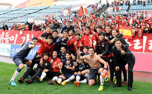 FC서울 선수단이 30일 서귀포월드컵경기장에서 벌어진 ‘현대오일뱅크 K리그 클래식 2014’ 최종 38라운드 제주 유나이티드와의 원정경기에서 승리해 3위를 차지한 뒤 기념촬영을 하고 있다. 서울은 후반 44분 오스마르의 결승골로 제주를 2-1로 꺾어 같은 시간 수원삼성에 1-2로 패한 포항 스틸러스를 4위로 밀어냈다. 사진제공｜FC서울