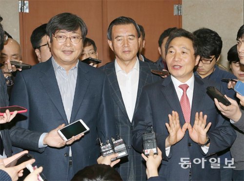 “국민에게 송구” 국회 예산결산특별위원회 위원장과 여야 간사가 30일 오후 국회 정론관에서 기자회견을 
열고 예결위 심사를 이틀 연장하겠다고 발표하고 있다. 왼쪽부터 예결위 새정치민주연합 간사인 이춘석 의원, 홍문표 예결위원장, 
예결위 새누리당 간사인 이학재 의원. 변영욱 기자 cut@donga.com