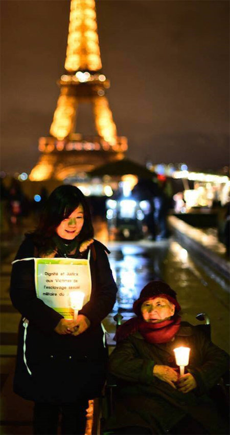 지난달 26일(현지 시간) 프랑스 파리 에펠탑 앞에서 열린 일본군 위안부 피해자 문제 해결 촉구 촛불집회에서 길원옥 할머니(오른쪽)가 일본 정부의 사죄를 요구하고 있다. 한국정신대문제대책협의회 제공