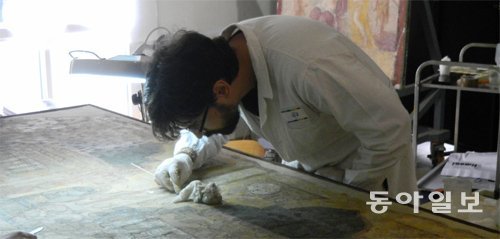 이탈리아 로마의 고등보존복원연구소(ISCR)에서 그림 복원 작업에 몰두해 있는 연구원. 로마=김상운 기자 sukim@donga.com