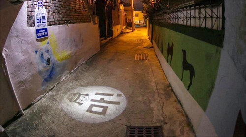 시민들의 안심 귀가를 돕고 112 홍보를 위한 범죄 예방 개념을 적용한 112 스마트 보안등 시스템 ‘마! 라이트’. 부산경찰청 제공