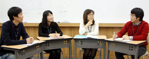 CMS 대치중고등관에서 고난도 수학문제에 대비할 수 있는 학습법에 대한 이야기를 나누는 CMS 대치영재관 전문가들. 왼쪽부터 선범 팀장, 이선희 실장, 박현지 부원장, 홍영기 팀장.