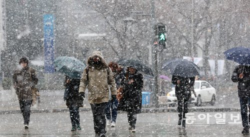 서울에 첫 눈이 내리고 있는 1일 오전 서울 광화문 네거리에서 시민들이 강풍을 동반한 눈을 맞으며 발걸음을 재촉 하고 있다. 기상청은 2일 서울 기온이 영하7도까지 떨어지는 한파가 찾아오며, 이번주 내내 맹추위가 계속 될 전망이라고 밝혔다. 전영한 기자 scoopjyh@donga.com