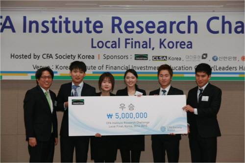 지난달 29일 서울 영등포구 여의도 금융투자교육원에서 열린 ‘2014~2015 CFA 글로벌 투자분석대회’ 한국 결선에서 
고려대 투자분석동아리 RISK팀(경영학과 이동진 박정우 장지혜, 경제학과 신유진, 국제학부 장동빈)이 우승을 차지했다.