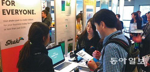 1일 대만 타이베이에서 열린 ‘제1회 아시아 비트’ 행사장에서 방문객이 동영상 제작 플랫폼 ‘쉐이커’를 서비스하는 한국 스타트업 ‘쉐이커미디어’ 부스에 들러 회사 및 플랫폼에 대한 설명을 듣고 있다. 타이베이=김호경 기자 whalefisher@donga.com
