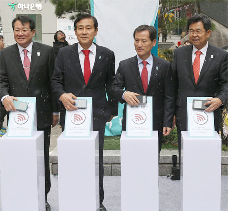 1일 오전 서울 중구 다동 하나카드 본사에서 열린 출범식에서 참석자들이 하나카드의 모바일 간편결제 서비스인 ‘모비카드’를 시연하고
 있다. 왼쪽부터  김한조 외환은행장, 김정태 하나금융그룹 회장, 정해붕 하나카드 사장, 김병호 하나은행장 직무대행. 하나카드 제공