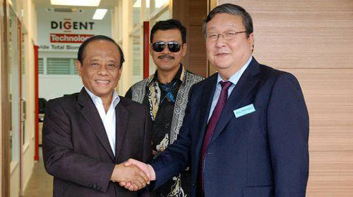 야야산 락얏 말레이시아의 다툭 만소르 빈 마시콘 회장(왼쪽)과 디젠트 안필현 대표가 계약 체결 후 기념 촬영을 하고 있다. 디젠트 제공