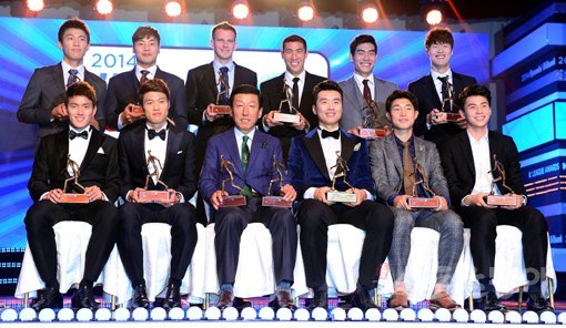1일 서울 홍은동 그랜드힐튼호텔에서 열린 ‘2014 현대오일뱅크 K리그 대상 시상식’에서 수상한 영광의 얼굴들. 윗줄 왼쪽 끝부터 시계방향으로 한교원, 권순태, 윌킨슨(이상 전북·이상 베스트11), 차두리, 김주영, 고명진(이상 서울·이상 베스트11), 임상협(부산·베스트11), 이승기(베스트11), 이동국(최우수선수). 최강희 감독(이상 전북·최우수감독상), 김승대(포항·영플레이어), 홍철(수원·베스트11). 김종원 기자 won@donga.com 트위터 @beanjjun