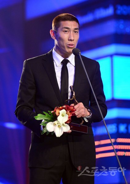 1일 오후 서울 홍은동 그랜드힐튼호텔 컨벤션센터에서 열린 ‘2014 현대오일뱅크 K리그 대상’ 시상식에서 K리그 클래식 베스트11 DF부문을 수상한 FC서울 차두리가 수상소감을 말하고 있다. 김종원기자 won@donga.com 트위터 @beanjjun