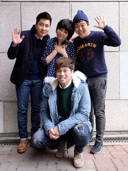 KBS 2TV ‘개그콘서트-명인본색’의 임재백·이현정·이상구·정윤호(왼쪽 위부터 시계방향으로)는 “폐지에 대한 불안함을 생각할 시간에 어렵지 않고, 보는 순간 ‘빵빵’ 터지는 개그를 만들겠다”고 선언했다. 임민환 기자 minani84@donga.com 트위터@minani84