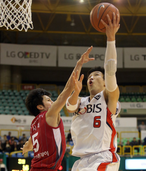 모비스 양동근(오른쪽)이 1일 창원체육관에서 열린 LG와의 원정경기 도중 김시래의 수비를 피해 레이업슛을 시도하고 있다. 양동근은 24점을 쏟아 부어 모비스의 8점차 승리를 이끌었다. 사진제공｜KBL