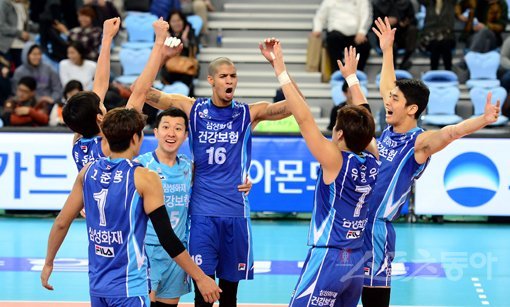 삼성화재 선수들이 1일 인천 계양체육관에서 열린 2014-2015 V리그 대한항공과 경기에서 세트스코어 3-1로 승리한 뒤 함께 두 팔을 들어올리며 기뻐하고 있다. 삼성화재는 7연승으로 선두를 지켰다. 인천｜김민성 기자 marineboy@donga.com 트위터 @bluemarine