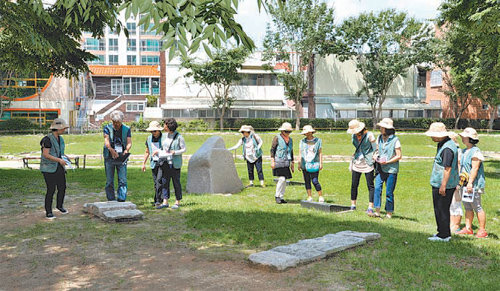 대구 달서구 진천길 유적 공원에서 최근 열린 선사시대 탐방길 시범운영 행
사에 참가한 사람들이 유물을 감상하고 있다. 대구 달서구 제공