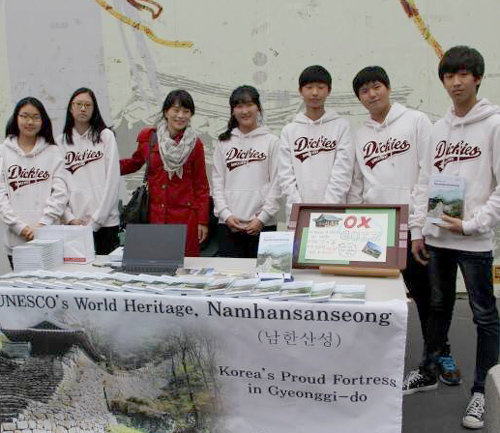 국내 문화유산을 해외에 알리려고 결성한 용인 정평중 SHEFF 동아리 학생들과 유지원 지도교사(왼쪽에서 세 번째)가 책을 발간한 뒤 올해 10월 서울 인사동에서 홍보 행사를 하고 있다. 용인 정평중학교 제공