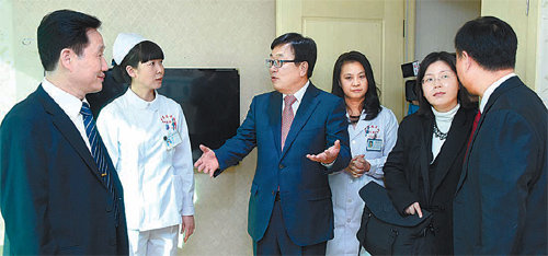 서병수 부산시장(왼쪽에서 세번째)이 지난달 24일 중국 베이징 매탄병원을 방문해 병원 관계자와 부산대병원과의 협력방안을 논의하고 있다. 부산시 제공