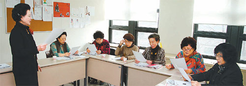 숙명여대에서 1989년부터 이어져 오고 있는 ‘레이디스 잉글리시’ 수강생들이 지난달 27일 숙명여대 사회교육관에서 영어 수업을 듣고 있다. 왼쪽부터 최정임 국제언어교육원 교수, 오주현, 백춘강, 이덕미, 박봉업, 박성순, 김계월 씨. 숙명여대 제공