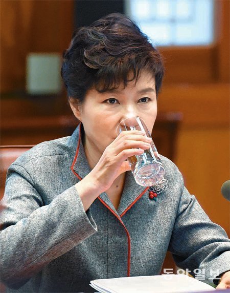 물 한 모금 마시고… 박근혜 대통령이 1일 청와대에서 열린 수석비서관회의에서 모두발언을 한 뒤 물을 
마시고 있다. 박 대통령은 ‘정윤회 동향 문건 유출 사건’에 대해 “결코 있을 수 없는 국기문란 행위”라고 비판했다. 신원건 기자
 laputa@donga.com