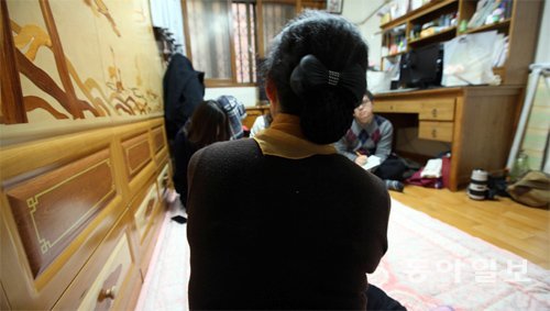 우울증에 걸린 딸과 만성 비염에 시달리는 아들을 홀로 뒷바라지하는 김순애(가명) 씨가 서울 관악구 자택에서 자신의 어려운 처지를 이야기하고 있다. 최혁중 기자 sajinman@donga.com