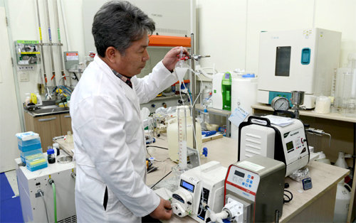 추민철 한국표준과학연구원 신기능재료표준센터장 연구팀이 초음파를 이용해 기름을 잘게 분산시켜 물과 섞이게 하는 기술을 개발했다. 한국표준과학연구원 제공