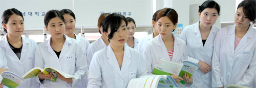 김경안 서남대 총장은 “대학 명칭까지 바꾼다는 각오로 제2의 창학을 준비하고 있다”며 “새로운 희망을 찾아 혁신하는 대학으로 거듭날 것”이라고 다짐했다. 간호학과 학생들이 교수로부터 실습을 받고 있다. 서남대 제공