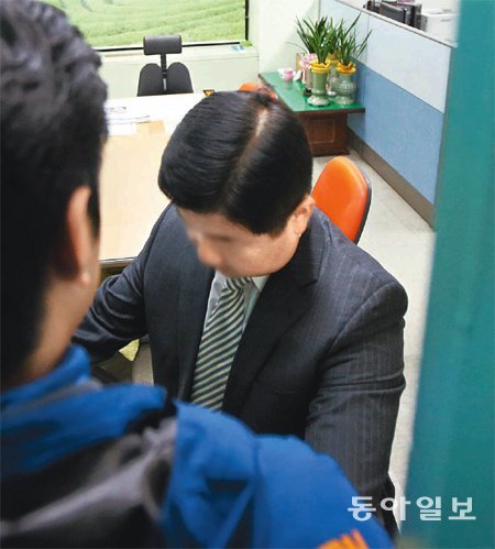 “내가 유출한 것 아니다… 檢수사에서 밝힐 것” ‘정윤회 문건’의 작성자로 지목된 박모 경정이 1일 자신의 사무실에서 보고서 작성과 유출 여부를 묻는 기자들의 질문을 받고 있다. 그는 “검찰 수사에서 밝히겠다”고만 말했다. 최혁중 기자 sajinman@donga.com