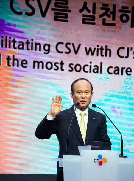 지난해 11월 CJ그룹 창립 60주년 기념식에서 이채욱 부회장이 CSV 경영을 다짐하는 선언문을 낭독하고 있다. CJ그룹은 CSV 경영 모델을 베트남 등 해외 사업장에까지 확장하고 있다. CJ 제공