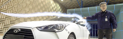 지난달 20일 경기 화성시의 현대·기아자동차 남양연구소 풍동시험장에서 연구원들이 현대차의 벨로스터에 흰색 연기를 뿌려 공기 저항을 테스트하고 있다. 연구원들은 테스트 결과를 자동차 디자인에 반영한다.