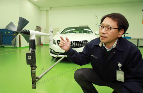 현대·기아자동차 남양연구소의 김광연 연비개발실 팀장이 자동차 앞쪽에 설치한 풍향풍속계의 기능을 설명하고 있다. 현대·기아자동차 제공