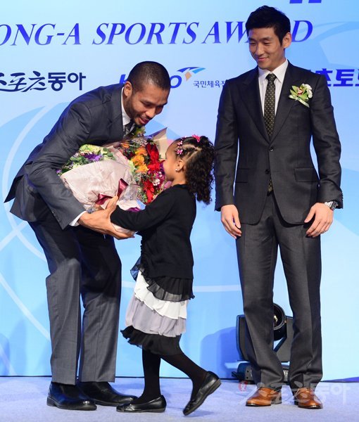 문태종(LG·왼쪽)이 2일 서울 소공로 웨스틴조선호텔에서 열린 2014동아스포츠대상 시상식에서 남자프로농구 올해의 선수를 수상한 뒤 딸로부터 꽃다발을 전달 받고 있다. 오른쪽은 시상자로 나선 양동근(모비스). 임민환 기자 minani84@donga.com 트위터 @minani84