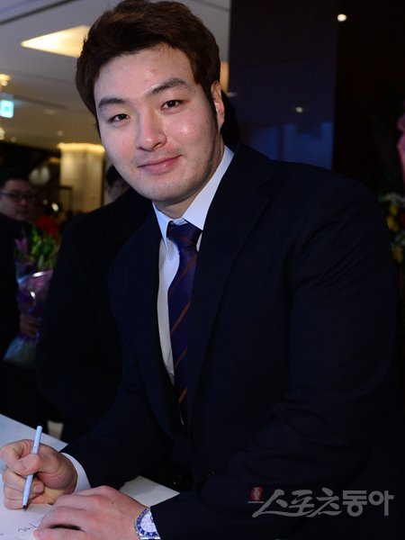 넥센 박병호가 방명록에 사인을 하고 있다. 임민환 기자 minani84@donga.com 트위터 @minani84