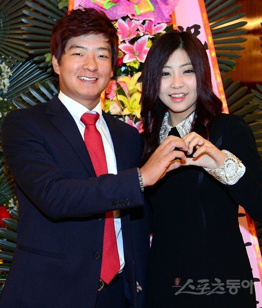 연인 사이인 프로골퍼 김승혁(왼쪽)-양수진 커플이 2일 서울 소공로 웨스틴조선호텔에서 열린 2014동아스포츠대상 시상식에 동반 참석해 손을 모아 하트를 그리고 있다. 김민성 기자 marineboy@donga.com 트위터 @bluemarine007