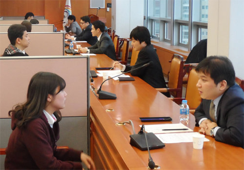 서울 성동구가 현대모비스와 함께 지난달 25일 진행한 ‘청년 취업 멘토링’에서 현대모비스 직원들이 취업준비생들을 대상으로 일대일로 맞춤형 멘토링을 해주고 있다. 성동구 제공