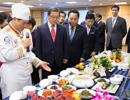 손성실 대한민국한식협회 고문(왼쪽)이 남유진 구미시장(왼쪽에서 두 번째)에게 박정희 전 대통령이 즐겼던 음식을 설명하고 있다. 구미시 제공