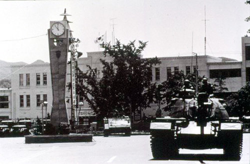 1980년 5월 옛 전남도청 앞에서 광주의 참상을 지켜본 시계탑. 군부에 의해 광주 서구 농성광장으로 옮겨졌던 시계탑이 34년 만에 제자리를 찾게 됐다. 광주시 제공