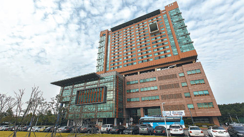 기술혁신파크 건물 전경. 한국산업기술대는 2007년 캠퍼스 내에 18층 규모의 기술혁신파크(TIP)를 완공했다. 산학협력 복합건물인 이곳에는 1600여명 규모의 기숙사와 엔지니어링하우스, 편의시설이 집적돼 있다. 산기대 제공