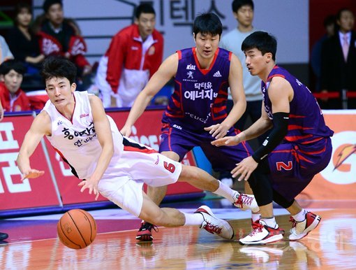 KGC 강병현(왼쪽)이 3일 고양체육관에서 열린 오리온스와의 원정경기 도중 흐르는 공을 잡기 위해 몸을 내던지고 있다. 고양｜김종원 기자 won@donga.com 트위터 @beanjjun