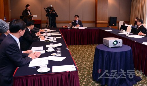 한국프로축구연맹은 1일 서울 홍은동 그랜드힐튼호텔에서 열린 이사회를 통해 ‘리그 비하성’ 발언으로 파문을 일으키고 있는 성남FC 구단주 이재명 성남시장의 상벌위원회 회부를 의결했다. 5일 개최될 상벌위에서 이 시장에 대한 징계가 결정될 경우 국내 프로스포츠 사상 처음으로 구단주가 징계를 받는 사태를 맞게 된다. 김종원 기자 won@donga.com 트위터 @beanjjun