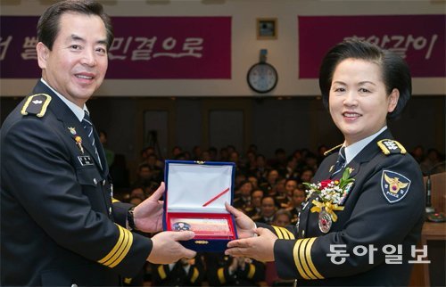 이금형 부산지방경찰청장(오른쪽)이 3일 열린 이임식에서 전창학 부산경찰청 1부장으로부터 기념패를 받고 있다. 부산=조용휘 기자 silent@donga.com