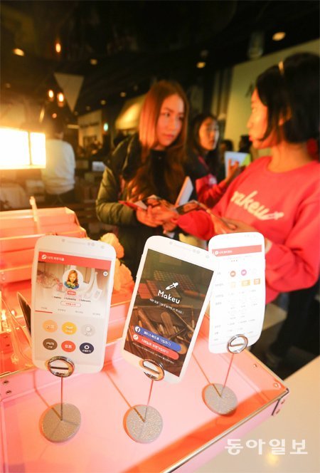 얼굴의 특징과 형태에 따라 적합한 화장법을 알려주는 앱 ‘메이큐’ 개발팀이 2일 열린 데모 데이에서 앱 활용법을 관람객에게 설명하고 있다. 이들은 이 앱을 발전시켜 내년 3월 창업할 계획이다. 원대연 기자 yeon72@donga.com