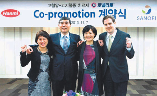 국내 제약사인 한미약품과 글로벌 제약사인 사노피는 오픈 이노베이션을 통해 고혈압·고지혈증 치료제인 ‘로 벨리토’를 개발했다. 2013년 로벨리토 출시 기념행사에 참여한 양 사 임원진. 한미약품 박명희 이사(왼쪽부터)와 이관순 대표이사, 사노피-아벤티스코리아 배경은 대표이사와 에흐베 스뛰델 상무. 사노피-아벤티스코리아 제공