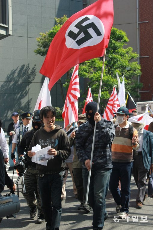 지난 4월 27일 일본 도쿄에서 열린  ‘JAPANESE ONLY(일본인 외 사절)’를 전면에 내건 일본 극우단체 시위 모습. 동아 DB