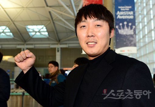 배영수는 15년간 정든 삼성 유니폼을 벗고 독수리로 비상할 새 시즌을 그리고 있다. 배영수는 한화와 3년간 21억5000만원에 계약한 것에 대해 “돈은 먹고 살 만큼 벌었다. 한화는 나를 진심으로 대해줬다”며 “돈보다는 자존심을 택했다”고 밝혔다. 스포츠동아DB