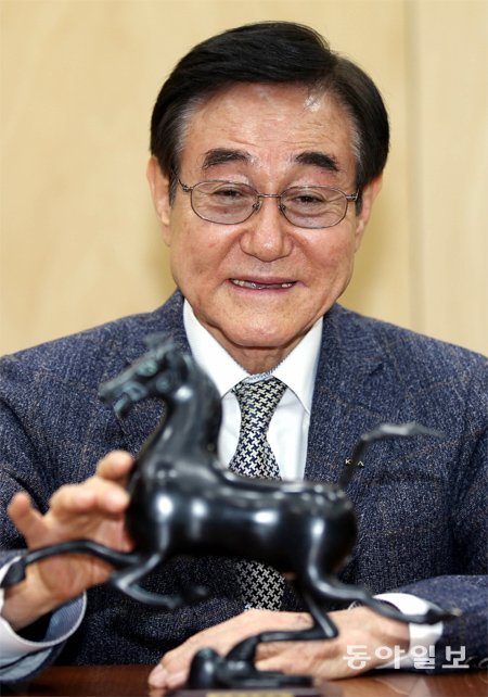 “낮은 자세로 고객에게 감동을 주는 마사회가 되겠습니다.” 취임 1주년을 맞은 현명관 한국마사회 회장이 말 모형을 들고 고객 중심의 경영을 펼치겠다는 각오를 보이고 있다. 최혁중 기자 sajinman@donga.com