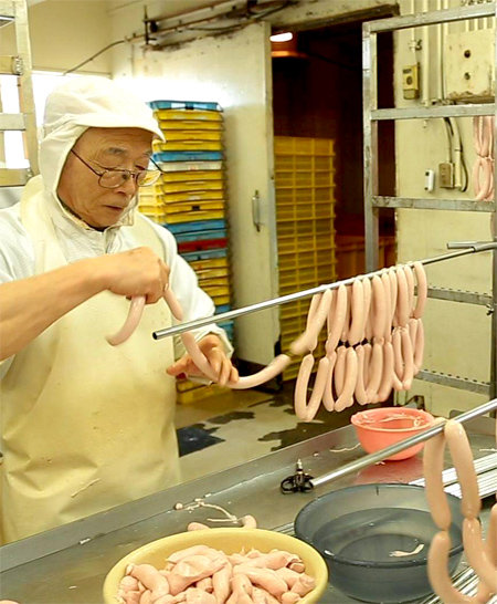 일본의 모쿠모쿠 농장에서 직원이 수제 소시지를 만들고 있다. 이 농장은 기존의 축산업에 제조업과 관광산업 등을 결합해 축산업의 위기를 극복했다. 채널A 제공