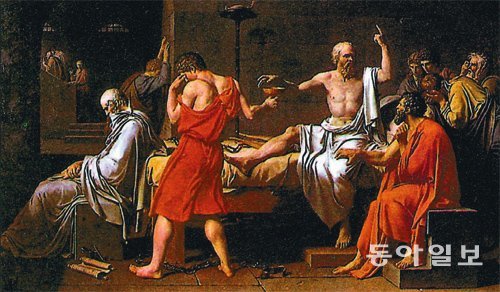 자크루이 다비드의 유화 ‘소크라테스의 죽음’(1787년). 저자는 소크라테스에 대해 “기존 사회질서를 흔들고 기득권의 심기를 거스르는 ‘범죄’를 저질러 인류의 역사를 바꿨다”고 평했다. 동아일보DB
